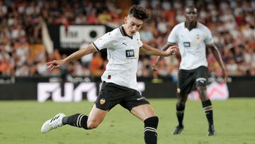 El nuevo fichaje del Valencia CF, Pepelu, durante el encuentro correspondiente al Trofeo Naranja que Valencia CF y Aston Villa disputan hoy sábado en Mestalla. EFE/Manuel Bruque