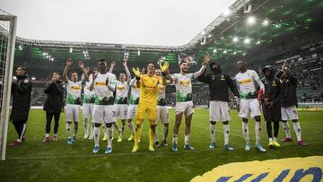 Los jugadores del Borussia Mönchengladbach celebran con sus aficionados la victoria ante el Augsburgo el pasado domingo.