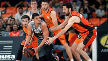Ray McCallum trata de superar la férrea defensa del Valencia Basket.
