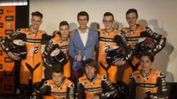 Álex Rins con los jóvenes de su equipo.