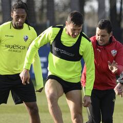 El Huesca vuelve a entrenar pendiente del mercado