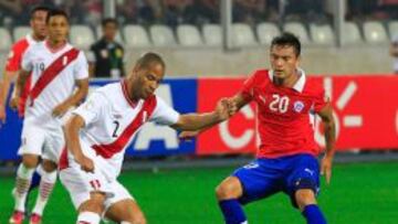 Rodríguez y Aránguiz, ausentes en el duelo de hoy, disputan el balón en el partido anterior.