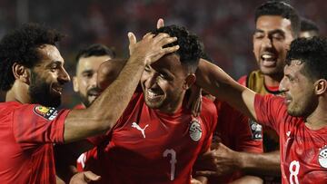 Trezeguet celebra con sus compañeros la victoria de Egipto.