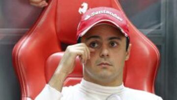 El piloto brasile&ntilde;o Felipe Massa asiste a la primera sesi&oacute;n de entrenamientos libres del GP de la India.