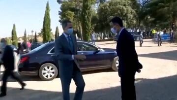 El descuido del Rey Felipe VI al verse con Pedro Sánchez