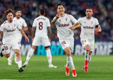 
El lateral tiene un cañón en la pierna derecha. Dos goles desde la frontal fueron determinantes para empatar ante un Levante. Tejero suma un nuevo registro al habitual de asistente. 
