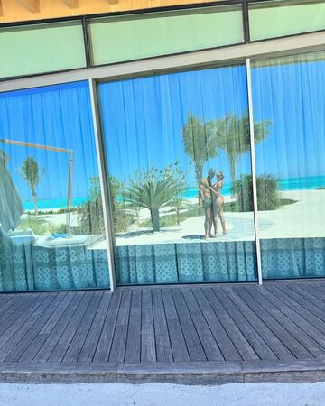 Cristiano y Georgina fotograf¨ªan su reflejo en el cristal de la habitaci¨®n.