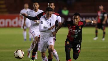 AME8854. AREQUIPA (PERÚ), 05/02/2019.- Carlos Neyra (d) de Melgar disputa un balón con Pablo Parra (i) de Universidad de Chile este martes en un partido de la Copa Libertadores entre FBC Melgar - Universidad de Chile, celebrado en el estadio Monumental de la UNSA en Arequipa (Perú). EFE/ Ernesto Arias