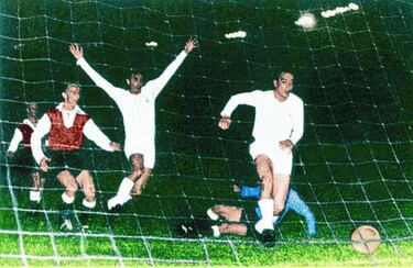 Marquitos. Campeón con el Real Madrid en 1955-56, 1956-57, 1957-58, 1958-59 y 1959-60. En la foto, el gol al Stade de Reims en la final de 1956.