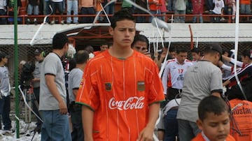 Envigado fue el equipo que le dio la primera oportunidad como profesional. Su primer encuentro fue un  21 de mayo de 2006 en Envigado. Hugo Castaño lo ingresó al minuto 65 ante Cúcuta. 