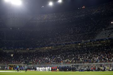 Formación de los equipos en el estadio de San Siro.