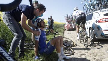 Niki Terpstra se lamenta tras la ca&iacute;da sufrida en la Par&iacute;s-Roubaix despu&eacute;s de que se le rompiera la suspensi&oacute;n del manillar de su bicicleta.