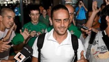 <b>ÍDOLO. </b>Sergio García, ayer a su llegada a Sevilla, donde fue recibido por muchos aficionados béticos.