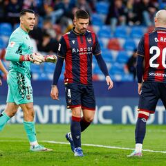 Dela deja a Álex Muñoz solo ante el peligro