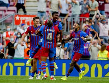 Ansu Fati celebrando su gol con sus compañeros 