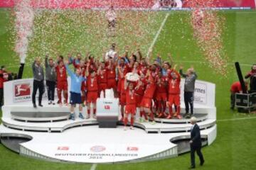 El Bayern celebra el título con ¡Un baño de cerveza!