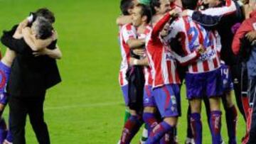 <b>ALEGRÍA FINAL. </b>Manolo Preciado y los jugadores del Sporting celebraron sobre el césped la permanencia nada más pitar el árbitro el final.