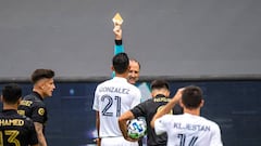 El defensor tico recibi&oacute; la tarjeta roja por una falta sobre Diego Rossi y se convirti&oacute; en el primer jugador de LA Galaxy, en ser expulsado dentro del Cl&aacute;sico del Tr&aacute;fico.