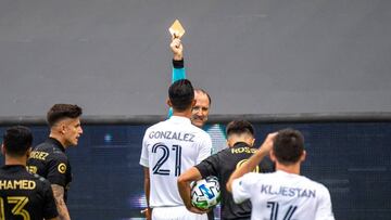 El defensor tico recibi&oacute; la tarjeta roja por una falta sobre Diego Rossi y se convirti&oacute; en el primer jugador de LA Galaxy, en ser expulsado dentro del Cl&aacute;sico del Tr&aacute;fico.