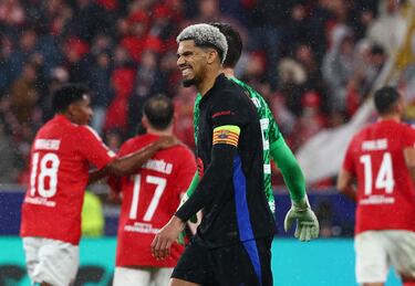 4-2. Centro desde la línea de fondo de Andreas Schjelderup y Ronald Araujo despeja metiendo el balón en su propia portería.