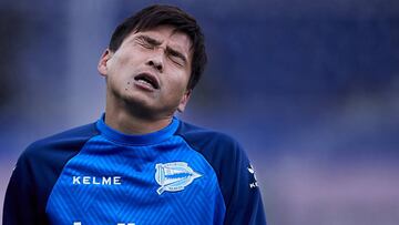 Takashi Inui muestra signos de dolor durante el calentamiento con el Alav&eacute;s antes de enfrentarse con la Real Sociedad.