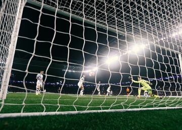 Álex Remiro no puede hacer nada ante el disparo del francés en el primer gol del encuentro.