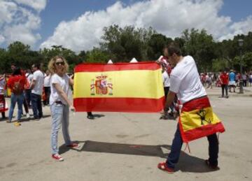 Mucha fiesta y alegría en las instalaciones de la Pradera de San Isidro donde se concentró la afición del Sevilla.