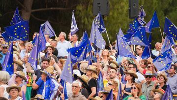 Decenas de asistentes con banderas europeas durante un mitin de cierre de campaña del Partido Popular, en el Auditorio Parque de Cabecera, a 7 de junio de 2024, en Valencia, Comunidad Valenciana (España). Feijóo se ha trasladado al Auditorio Parque de Cabecera de Valencia para poner fin a la campaña electoral de su partido con motivo de las elecciones al Parlamento europeo del próximo 9 de junio.
07 JUNIO 2024;ELECCIONES EUROPEAS;FIN DE CAMPAÑA;ELECCIONES;CAMPAÑA;9J;COMICIOS;CIERRE DE CAMPAÑA;VOTACIONES;VALENCIA;PP;
Jorge Gil / Europa Press
07/06/2024