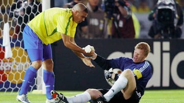 Ronaldo ayuda a Oliver Kahn a levantarse durante la Final del Mundial de Corea-Jap&oacute;n 2002
