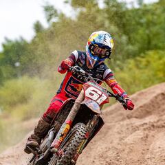 Con la mirada en el título