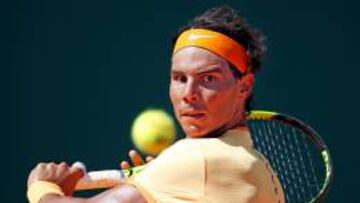 Rafael Nadal devuelve una bola a Dominic Thiem durante el partido entre ambos en el Masters 1.000 de Montecarlo.