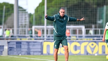 Gaizka Garitano dirigiendo un entrenamiento en la Ciudad Deportiva Bahía de Cádiz.