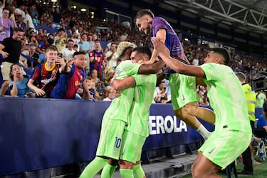 La alegría de los jugadores de Parsia después de volver a cambiar contra el ascensor 2-0 justo antes del descanso.