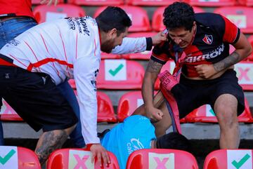 La novena jornada de la Liga MX tuvo que ser suspendida tras la batalla campal entre los hinchas del Atlas y de Querétaro. Según las autoridades hay 22 heridos, dos graves.