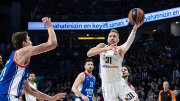 ISTANBUL, TURKEY - MARCH 14: Dzanan Musa, #31 of Real Madrid in action with Tibor Pleiss, #21 of Anadolu Efes Istanbul during the 2022-23 Turkish Airlines EuroLeague Regular Season Round 24 game between Anadolu Efes Istanbul and Real Madrid at Sinan Erdem Sports Hall on March 14, 2023 in Istanbul, Turkey. (Photo by Tolga Adanali/Euroleague Basketball via Getty Images)