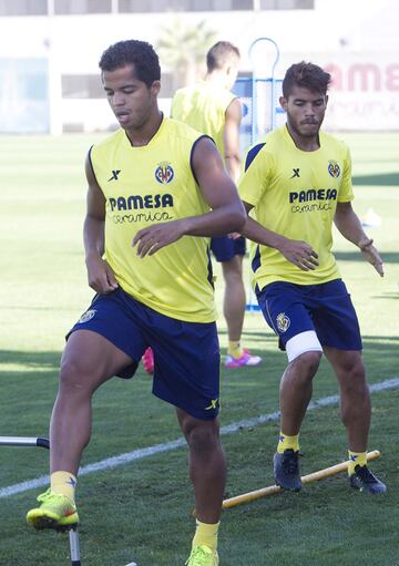 Jonathan y Giovani crecieron juntos en las categorías inferiores del Barcelona llegando ambos a debutar con el primer equipo, pero los dos partieron separando sus carreras hasta que volvieron a compartir vestuario en el Villarreal