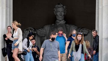 Los CDC actualizaron sus guías sobre el uso de mascarilla. ¿Quiénes deben continuar usándola aún después de recibir la vacuna? Aquí los detalles.