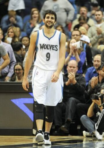 Ricky Rubio sonríe durante el Wolves-Pistons.