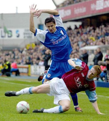 Lee Roche, en su etapa en el Burnley, en un lance con Tim Cahill.