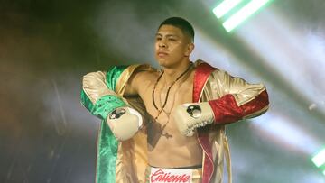 Jaime Munguia en la salida de su combate con Bruno Surace en Riad.