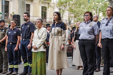 La consellera de Interior de la Generalitat Núria Parlon (en el centro), llega a la ofrenda floral al monumento de Rafael Casanova, con motivo de la Diada.