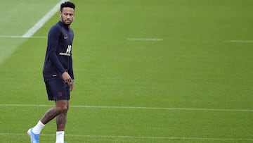 PARIS, FRANCE - AUGUST 17: Neymar Jr warms up during a Paris Saint-Germain training session at Centre Ooredoo on August 17, 2019 in Paris, France. (Photo by Aurelien Meunier/Getty Images)