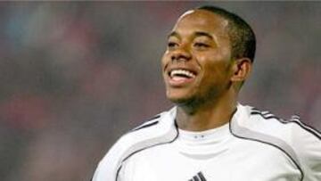 <B>DETERMINANTE.</B> Robinho jugó como titular y su aportación fue decisiva para que el Madrid mejorara su imagen y ganara con autoridad.
