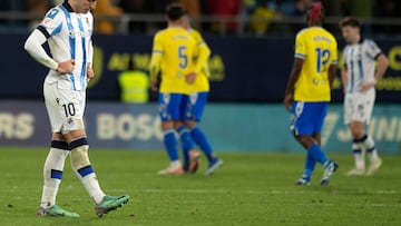 Real Sociedad's Spanish midfielder #10 Mikel Oyarzabal reacts during the Spanish league football match between Cadiz CF and Real Sociedad at the Nuevo Mirandilla stadium in Cadiz on December 21, 2023. (Photo by JORGE GUERRERO / AFP)