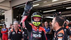 Aleix Espargaró saludando desde la puerta del box.