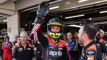 Aleix Espargaró saludando desde la puerta del box.