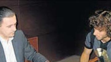 <b>RADIANTE. </b>Granero firmó el nuevo contrato junto a Mijatovic.