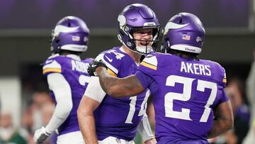 MINNEAPOLIS, MINNESOTA - DECEMBER 29: Sam Darnold #14 celebrates with Cam Akers #27 of the Minnesota Vikings after Akers scored a third quarter touchdown against the Green Bay Packers at U.S. Bank Stadium on December 29, 2024 in Minneapolis, Minnesota. Brace Hemmelgarn/Getty Images/AFP (Photo by Brace Hemmelgarn / GETTY IMAGES NORTH AMERICA / Getty Images via AFP)