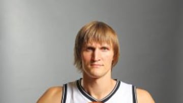 Andrei Kirilenko, posa con la camiseta de los Nets el pasado mes de septiembre.