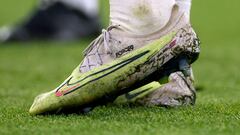 Detalle de las botas de fútbol del jugador del City, Erling Haaland,  que se ha ido de las semifinales sin marcar ningún gol al Real Madrid, su equipo tampoco lo necesitó. 